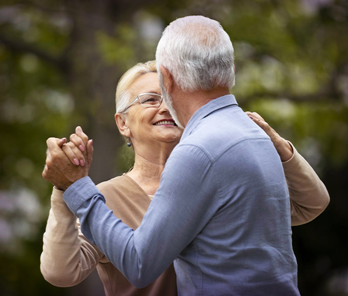 glückliches Senioren-Paar tanzend